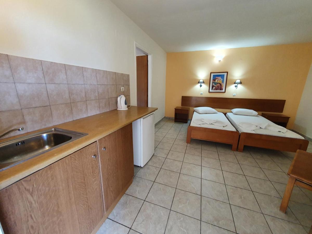 Vivian Hotel Laganas Bagian luar foto